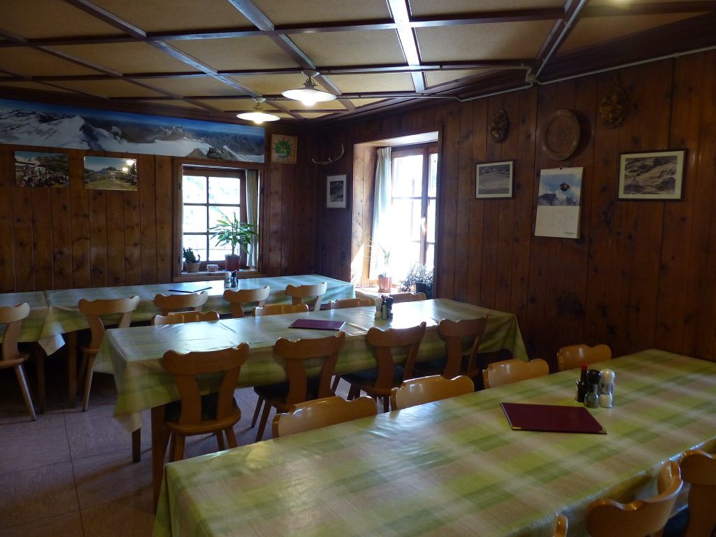 Interni del rifugio Corsi - Foto Whgler - Wikimedia Commons, CC BY-SA 4.0