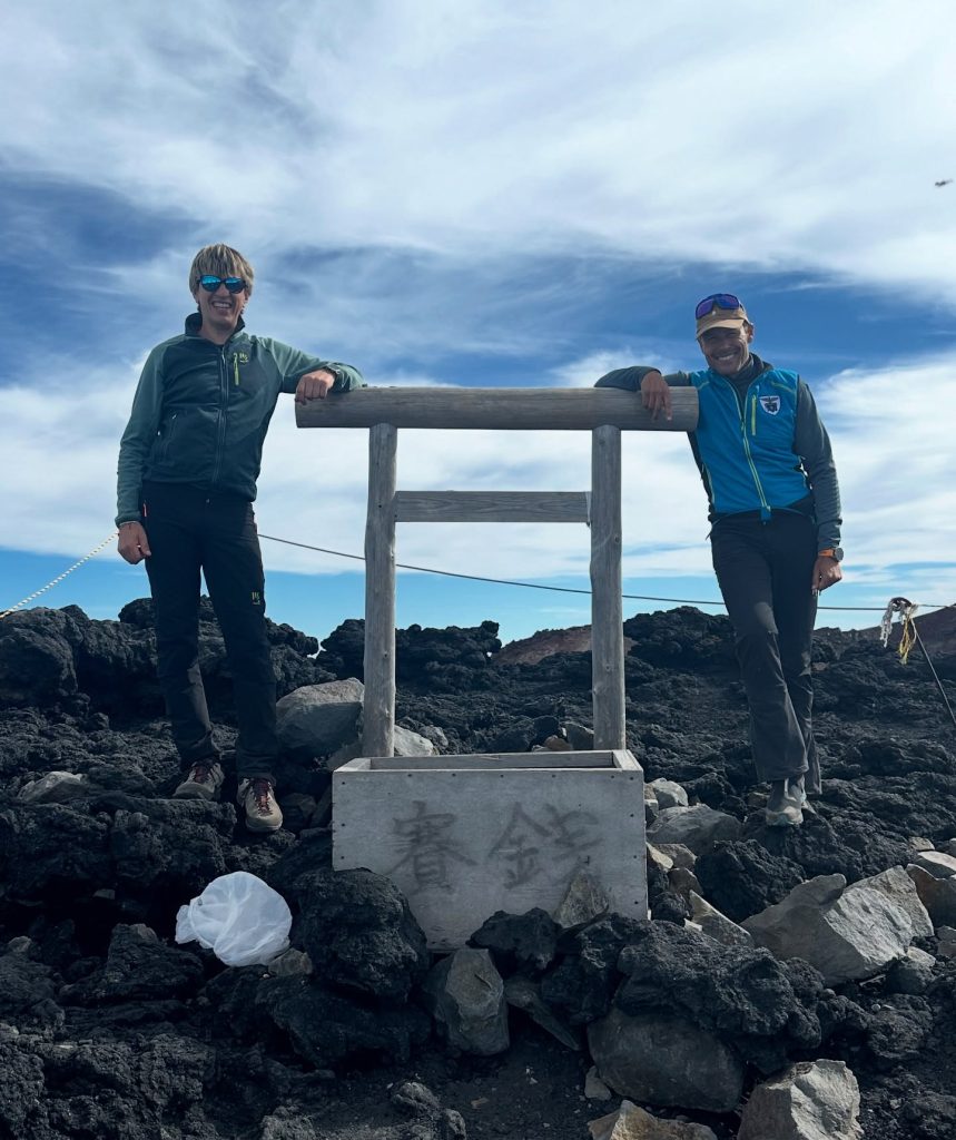 Massimiliano Ossini in cima al Monte fuji, insieme al dronista Daniel Pezzani