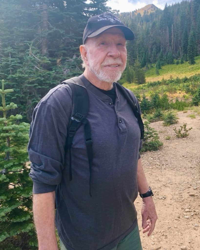 Chuck Norris durante la sua ultima escursione sul Lassen Peak.