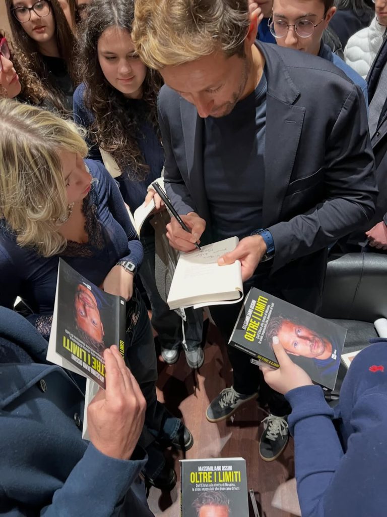 Massimiliano Ossini durante un firmacopie
