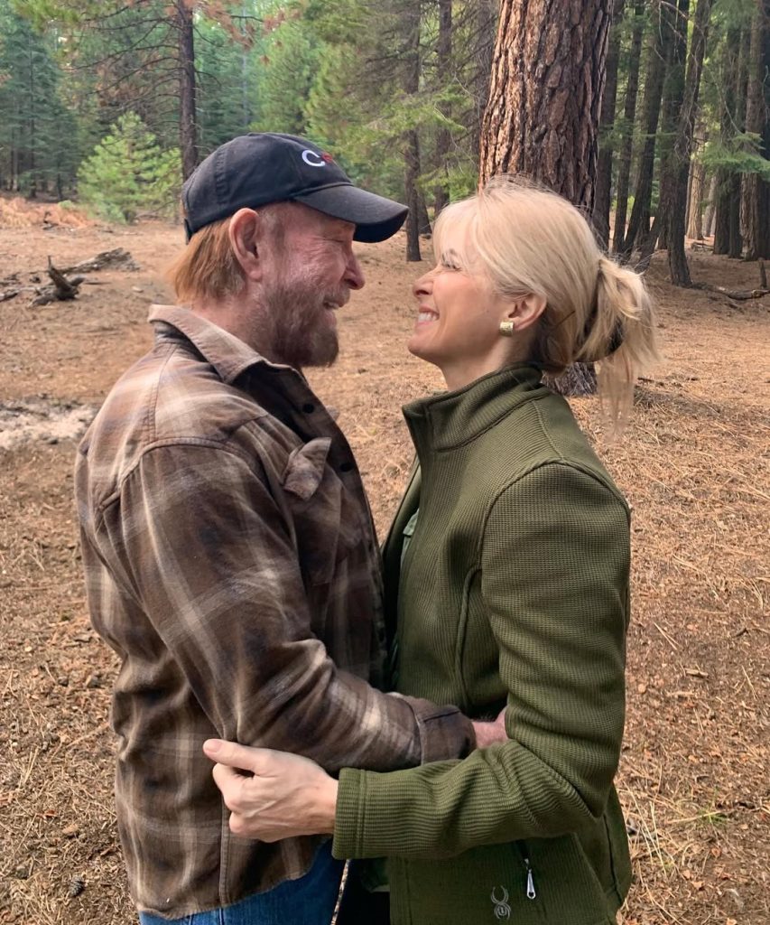 Chuck Norris e la moglie in montagna.