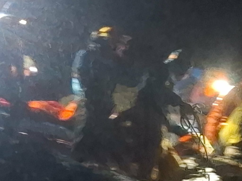 Soccorritori in movimento con il buio. Foto di Kęstutis Skrupskelis dal gruppo Facebook "Kalymnos Climbing"