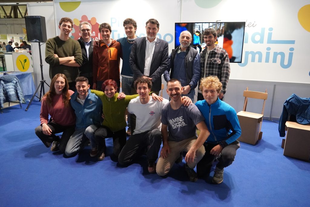 I componenti del CAI Eagle Team insieme al presidente generale del CAI, Antonio Montani, al presidente del CAAI, Mauro Penasa, a Isacco Codega di CAMP e all