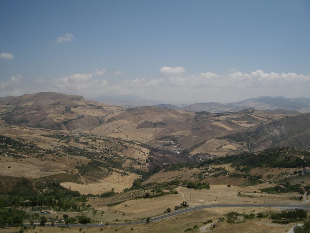 Le madonie dal belvedere della Chiesa Santa Maria di Loreto - Foto jean-michel gobet - Wikimedia Commons, CC BY-SA 3.0