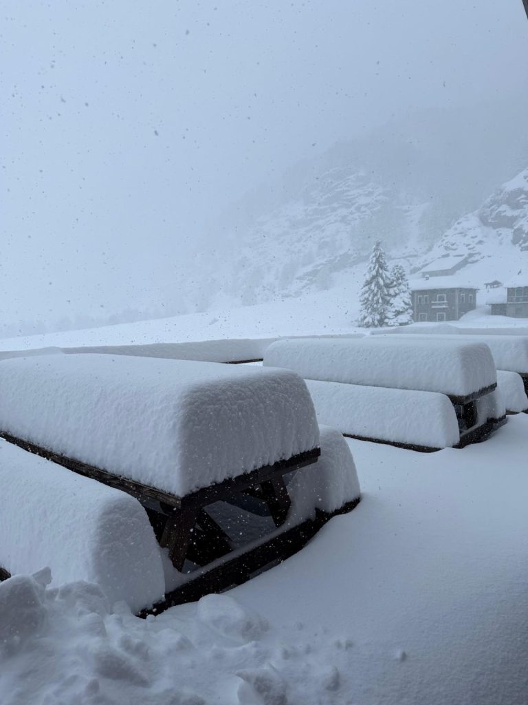 Nevicata al rifugio Jervis (Valle Pellice). Foto Facebook Rifugio Jervis