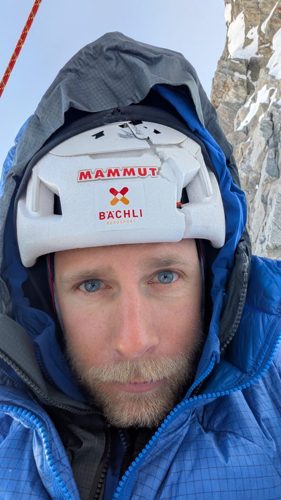 Jonas Schild con il caschetto colpito dalla scarica di sassi. Foto archivio Silvan Schüpbach