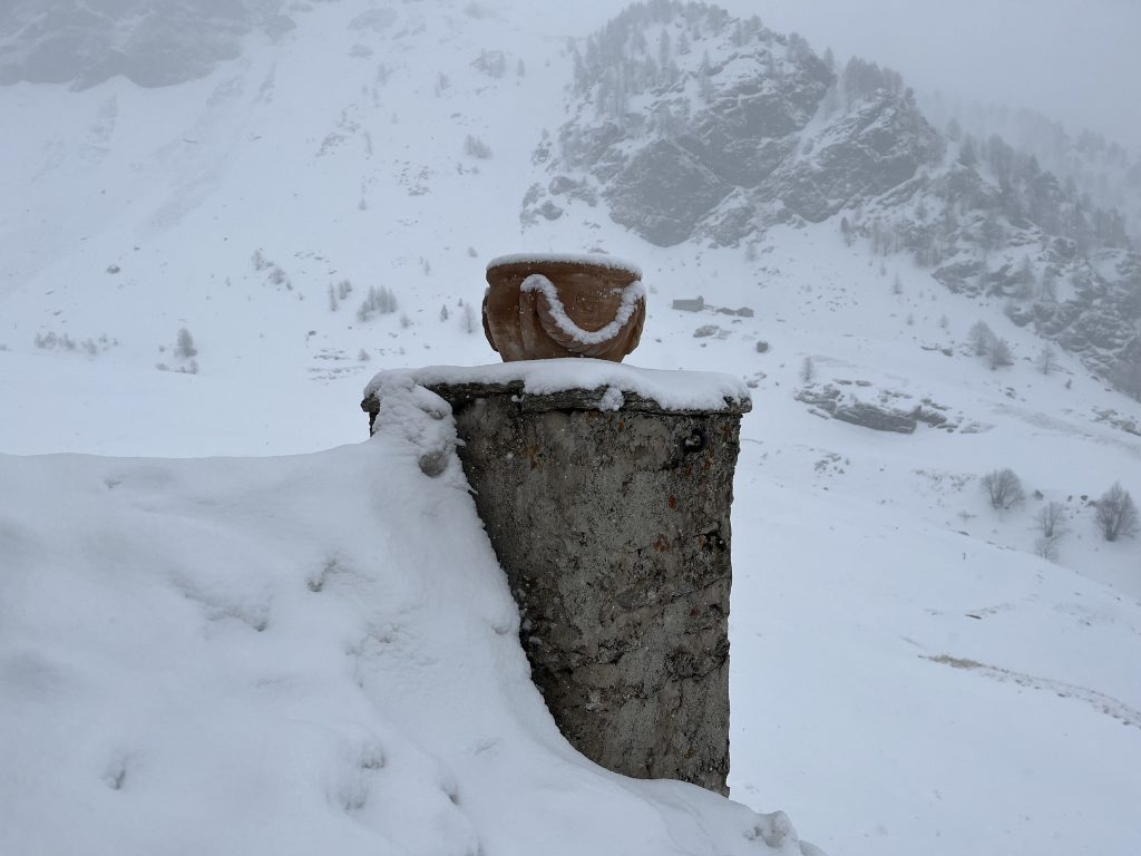 La nevicata al Rifugio Selleries (Torino). Foto Facebook rifugio Selleries