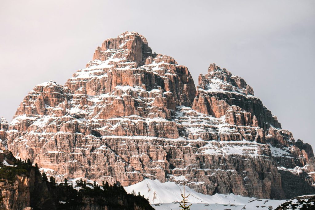 Un ambiente sospeso chiuso in un’assenza di vita che presto si romperà, come il guscio di un uovo, per rilasciare una vita nuova. Foto Unsplash