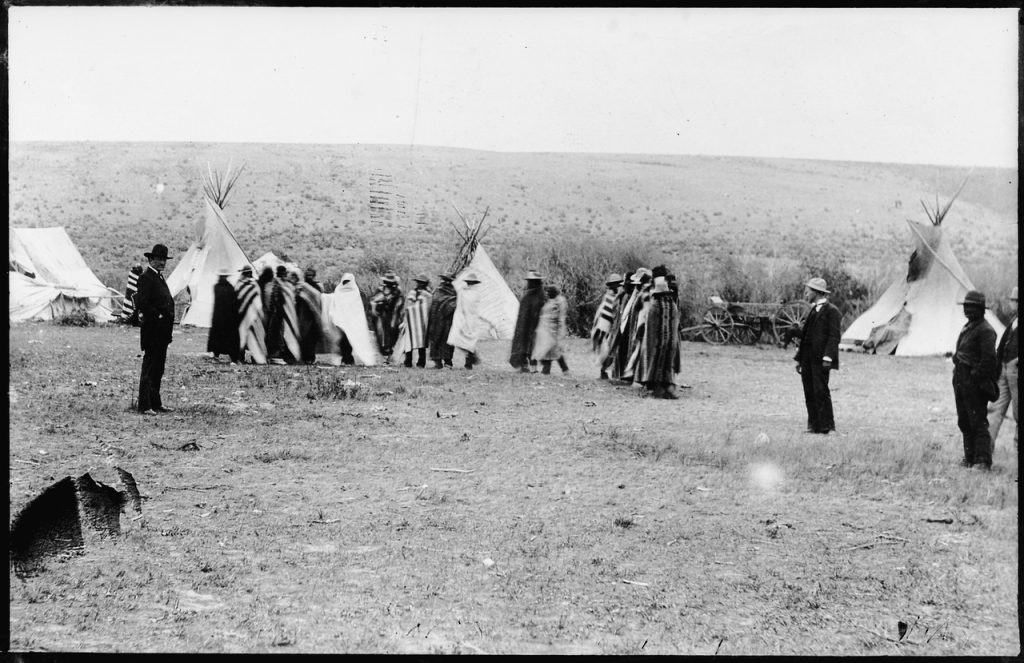 Nativi americani - Foto Benedicte Wrensted - U.S. National Archives and Records Administration - Wikimedia Commons, Public Domain