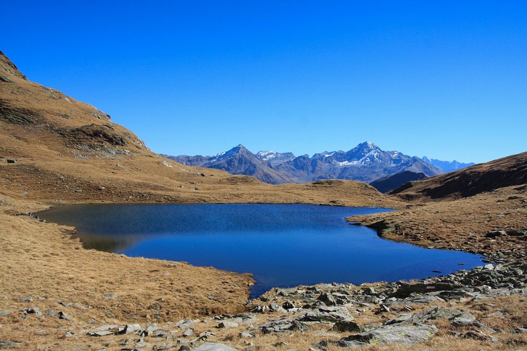 Laghetto del Mot, Passo Baldiscio - Foto Mænsard vokser - Wikimedia Commons, CC BY-SA 4.0