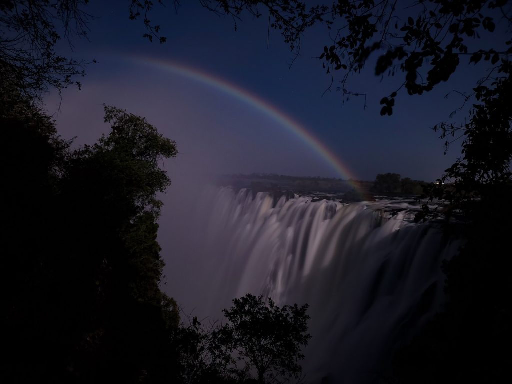 Moonbow sulle Victoria Falls, Zambia - Foto Dele Adewale - Wikimedia Commons, CC BY-SA 4.0