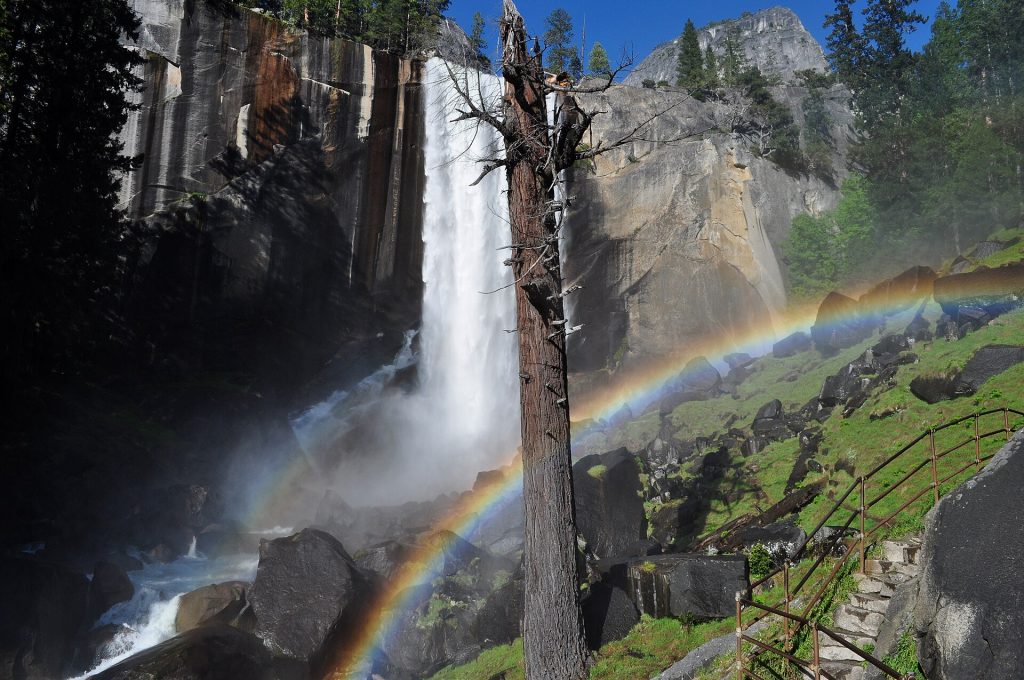 Arcobaleno diurnio a Yosemite - Foto Paxson Woelber - Wikimedia Commons, CC BY-SA 3.0