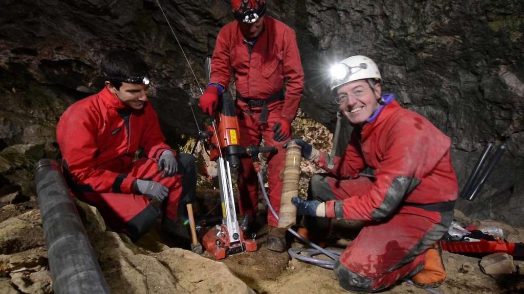 I ricercatori impegnati nei carotaggi.