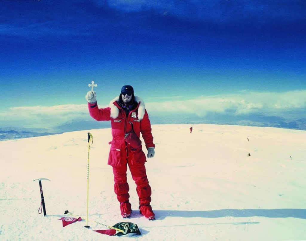 Lino Zani in cima al Cho Oyu con la croce donatagli da Giovanni Paolo II. Foto archivio Lino Zani