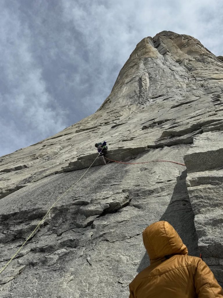 Un momento della salita. Foto Instagram Caro North