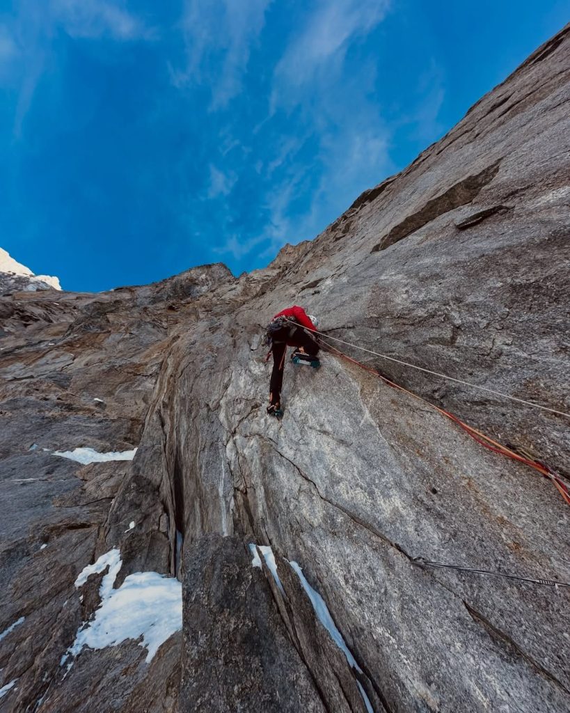 Durante la salita. Foto Instagram Arthur Poindefert