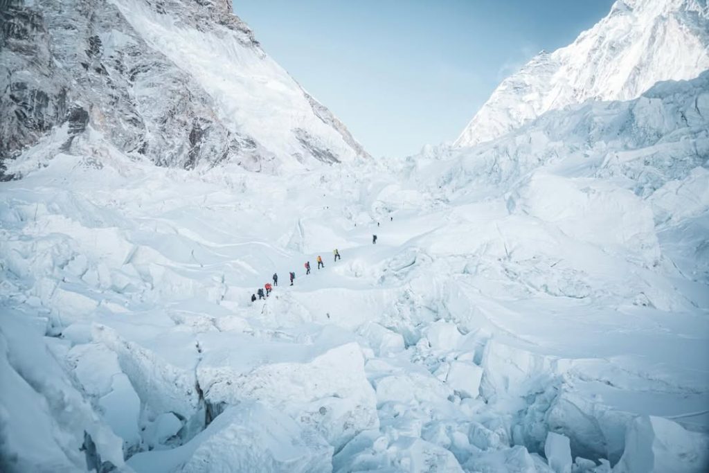 Attraverso la seraccat adel Khumbu. Foto Instagram Seven Summit Treks