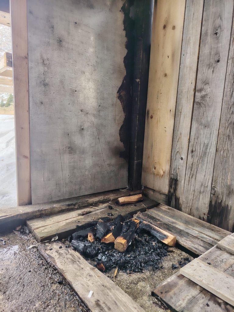 Tracce del fuoco acceso con le assi del pavimento. Foto Facebook rifugio Brazzà