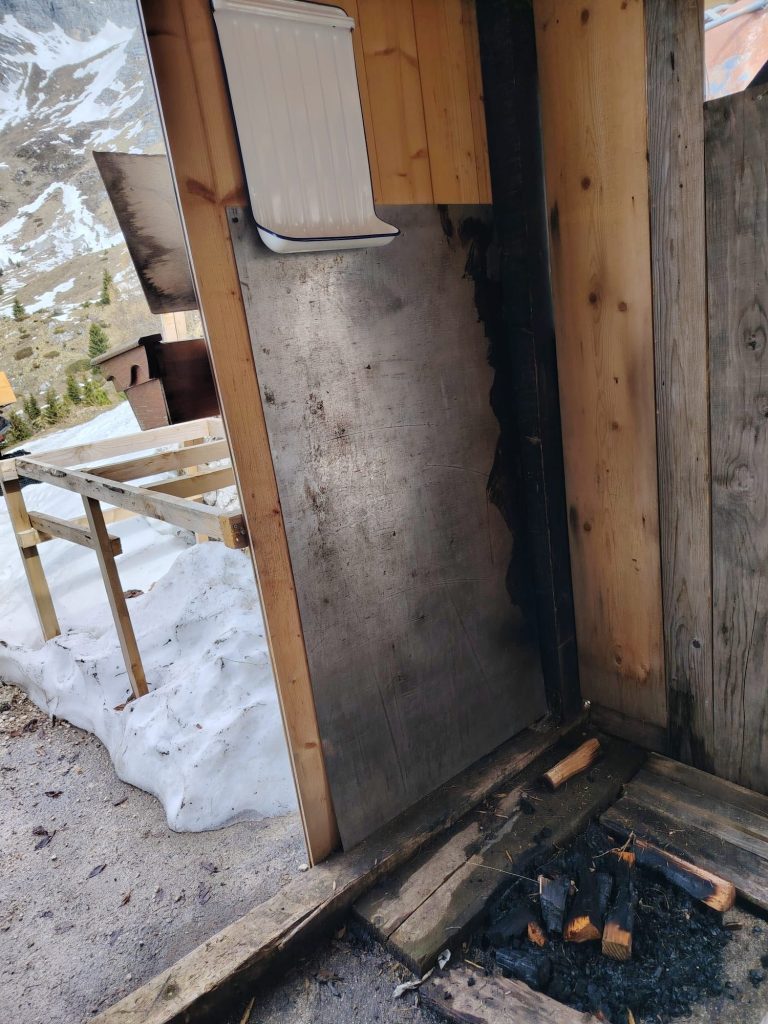 Tracce del fuoco acceso con le assi del pavimento. Foto Facebook rifugio Brazzà