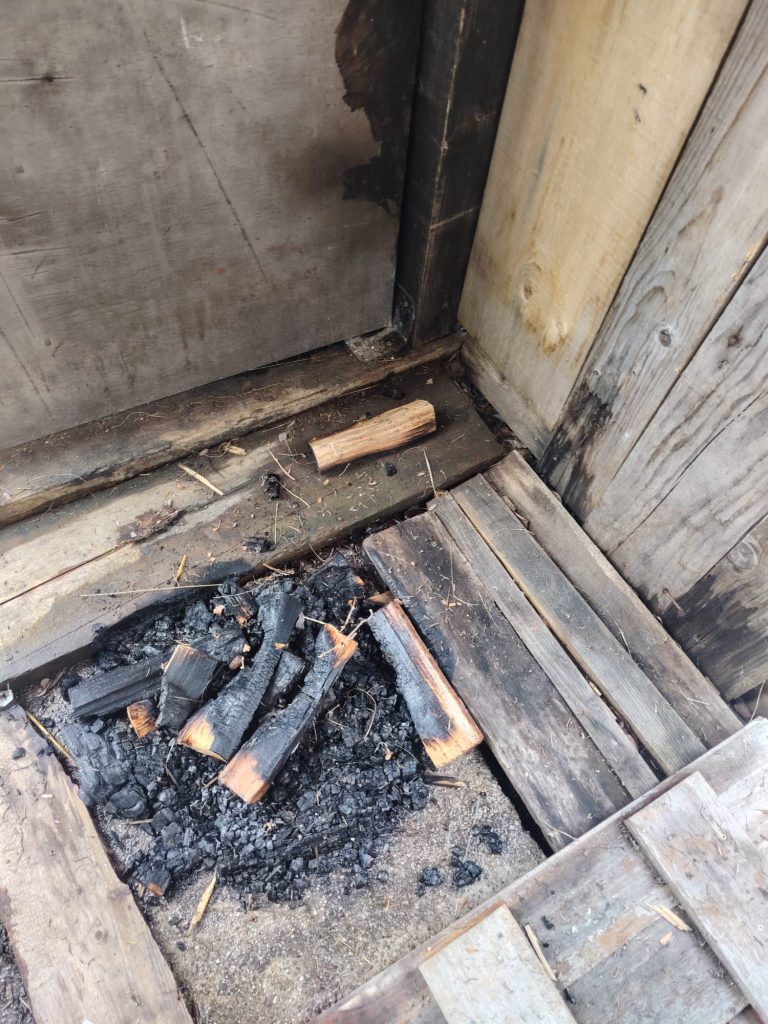 Tracce del fuoco acceso con le assi del pavimento. Foto Facebook rifugio Brazzà