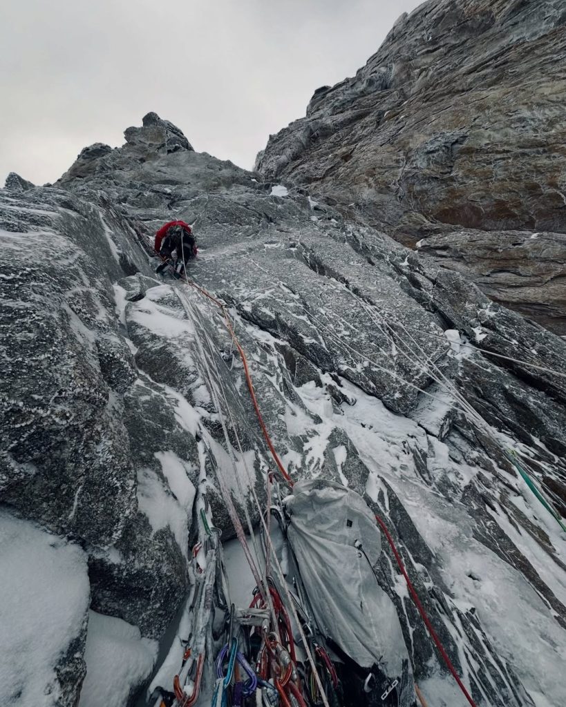 Durante la salita. Foto Instagram Arthur Poindefert