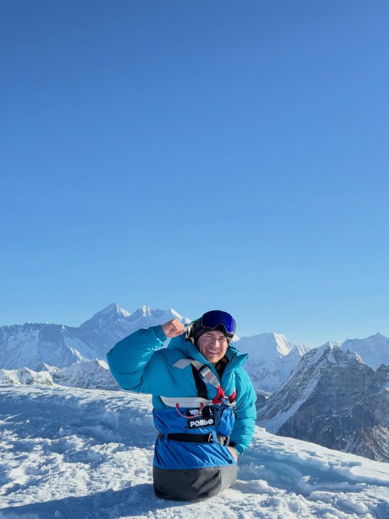 Rustam Nabiev in cima al Mera Peak. Foto Instagram Rustam Nabiev