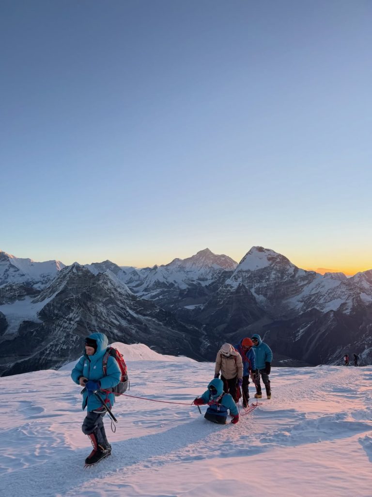 Rustam Nabiev in salita sul Mera Peak. Foto Instagram Rustam Nabiev