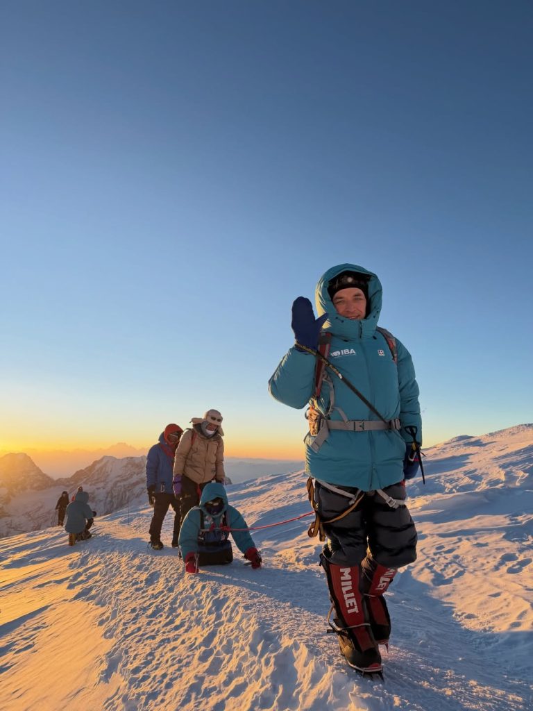 Rustam Nabiev in salita sul Mera Peak. Foto Instagram Rustam Nabiev