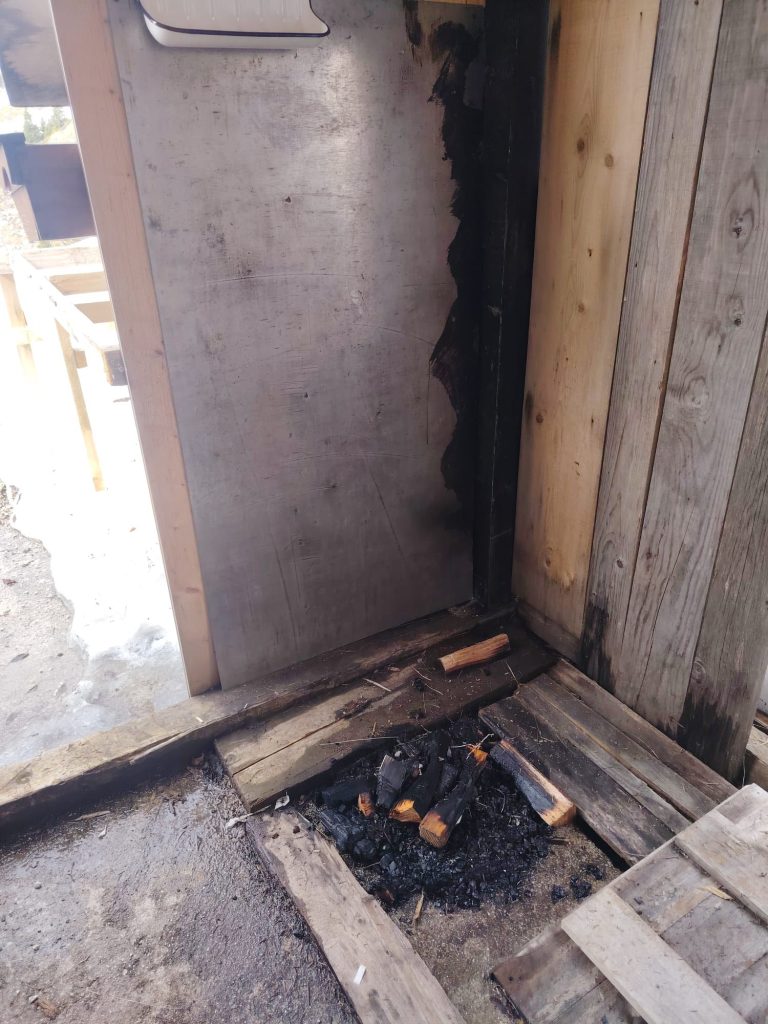 Tracce del fuoco acceso con le assi del pavimento. Foto Facebook rifugio Brazzà