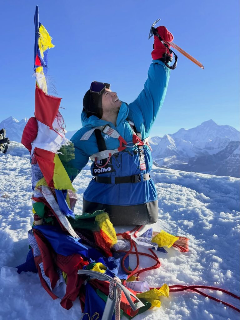 Rustam Nabiev in cima al Mera Peak. Foto Instagram Rustam Nabiev