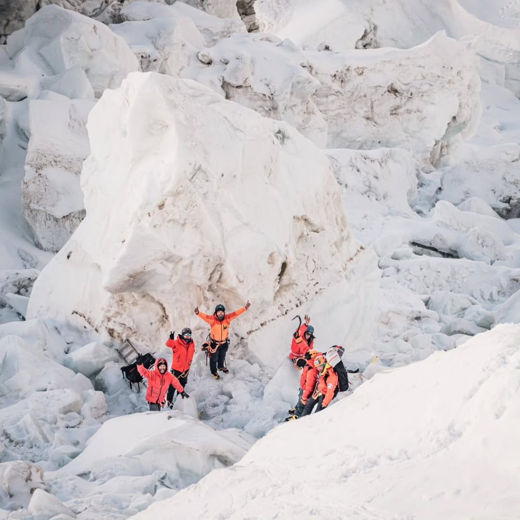Alpinisti alla ricerca di un passaggio sulla seraccata che Khumbu. Foto Instagram Manish Maharjan