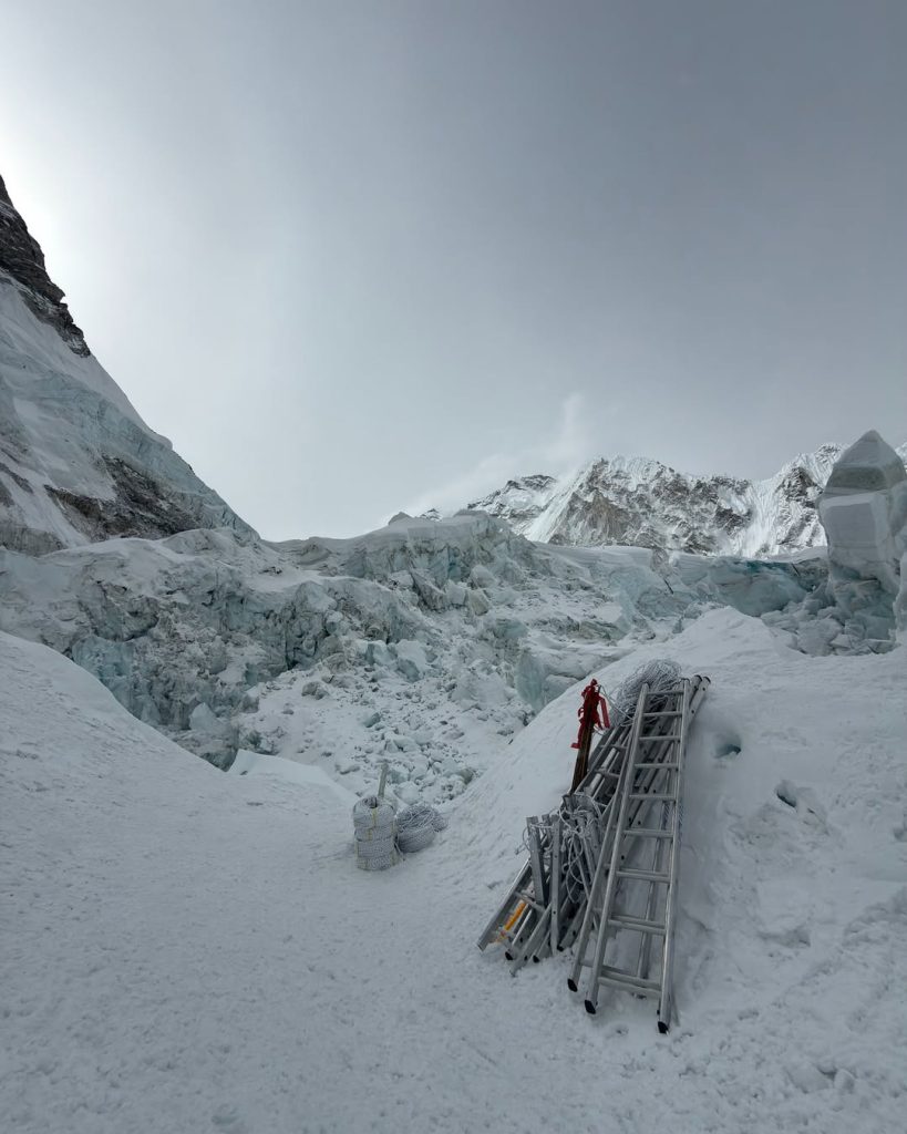 Alla ricerca di un passaggio sulla seraccata del Khumbu. Foto Elite Expedition