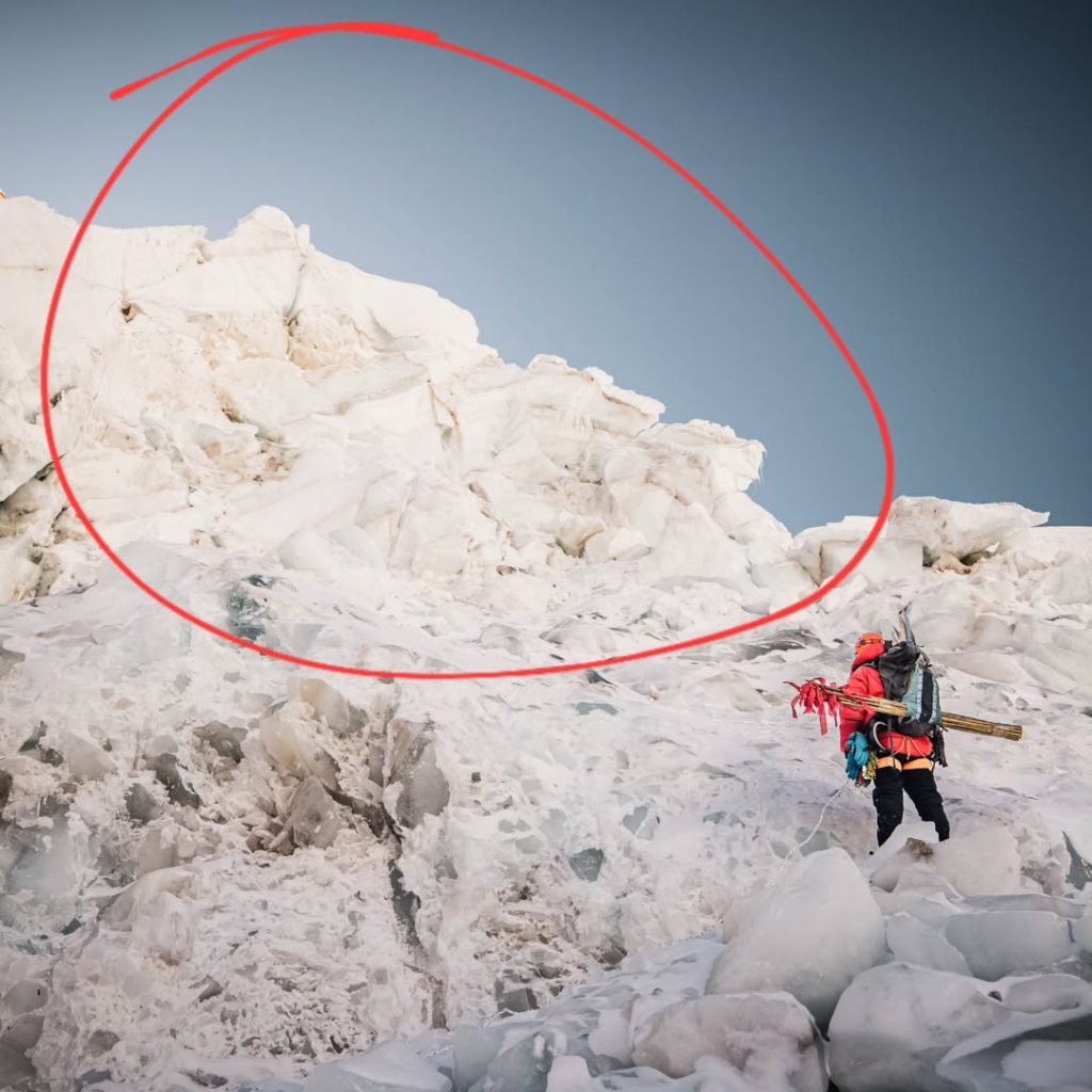 Il seracco instabile. Foto Instagram Manish Maharjan