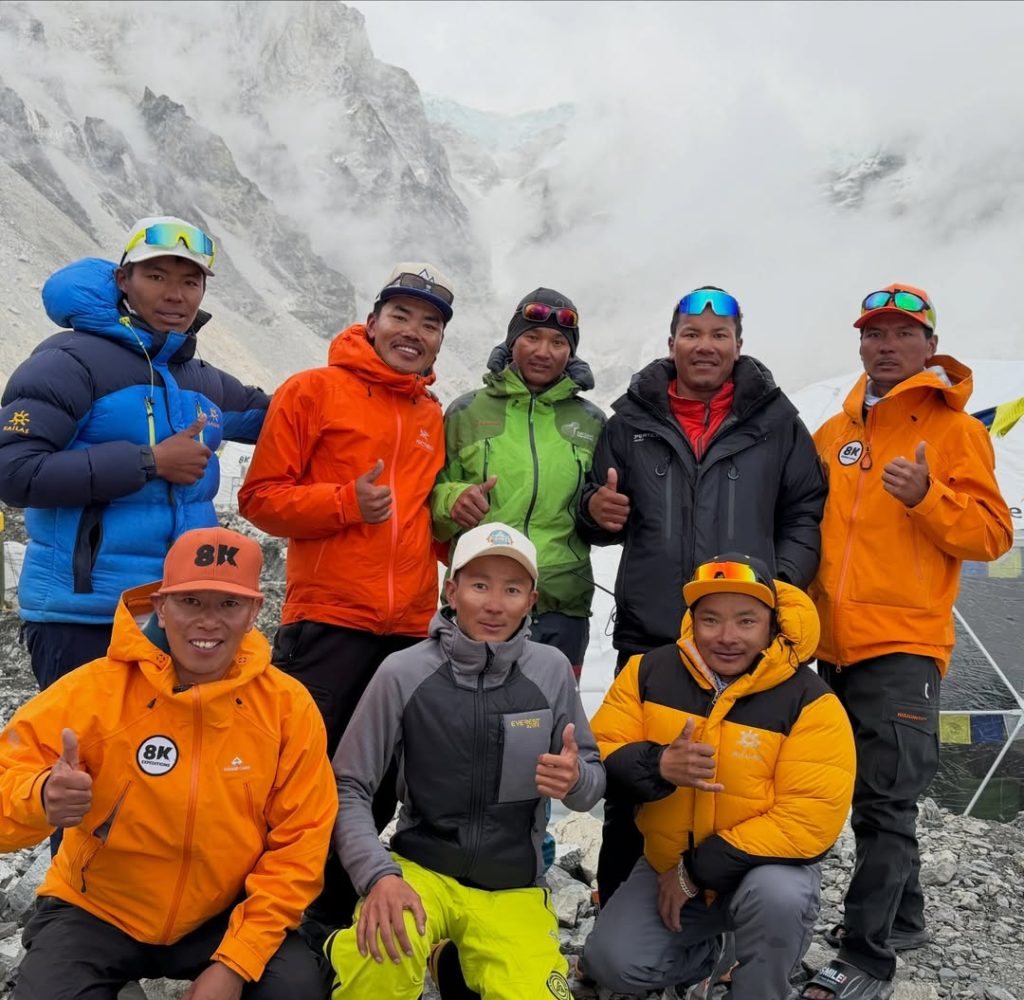 Il team che ha aperto la via. Foto Instagram 8k Expedition