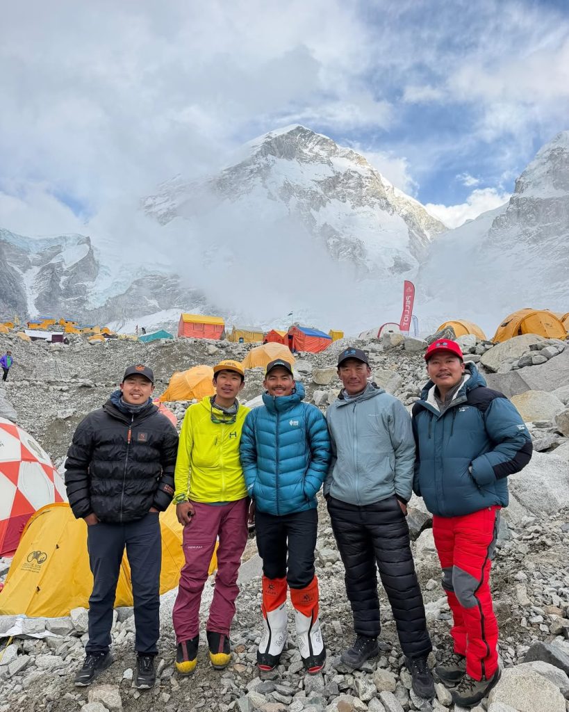 Il team che ha "esplorato" un passaggio più sicuro sulla seraccata del Khumbu. Foto Imagine Nepal