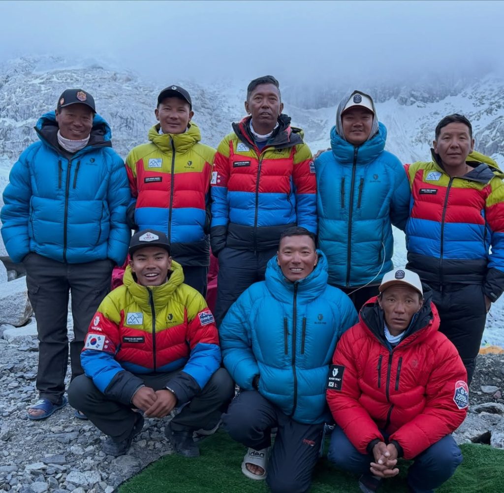 Il team che ha aperto la via. Foto Instagram 8k Expedition