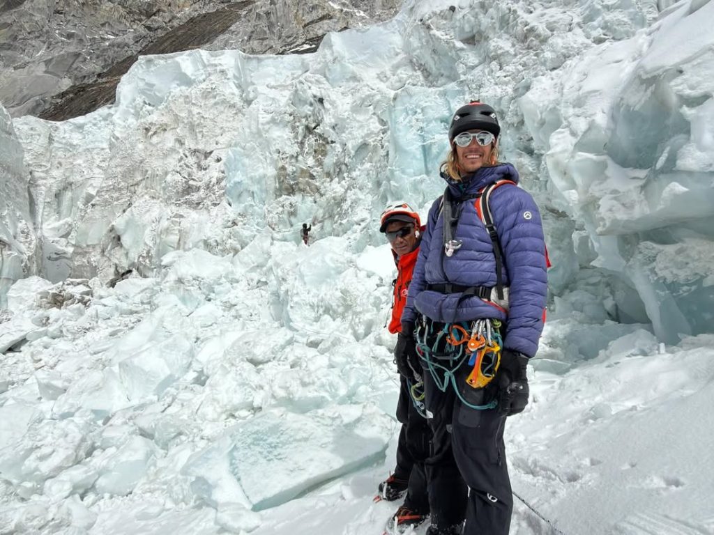 bartek Ziemski alla ricerca di un passaggio sicuro. Foto Imagine Nepal