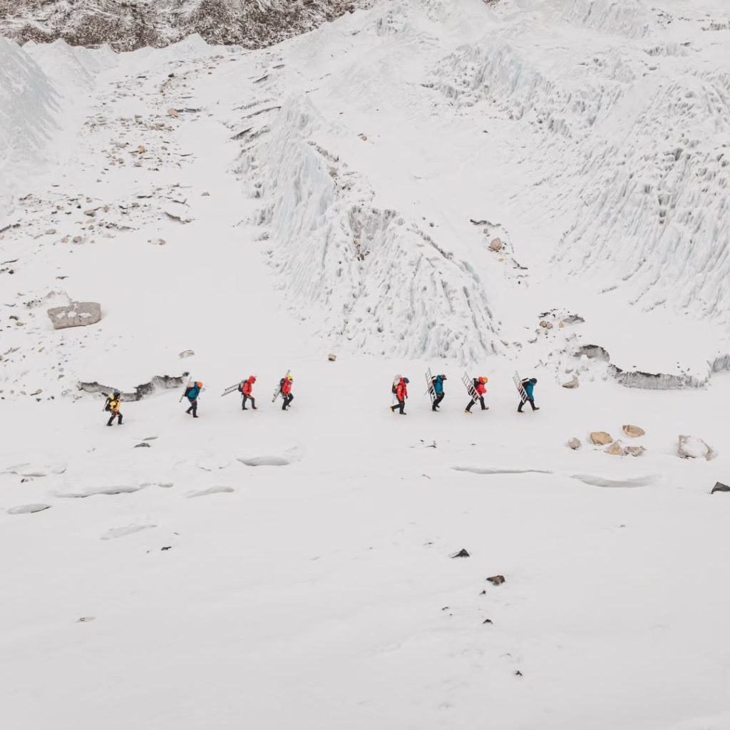 Alpinisti alla ricerca di un passaggio sulla seraccata che Khumbu. Foto Instagram Manish Maharjan