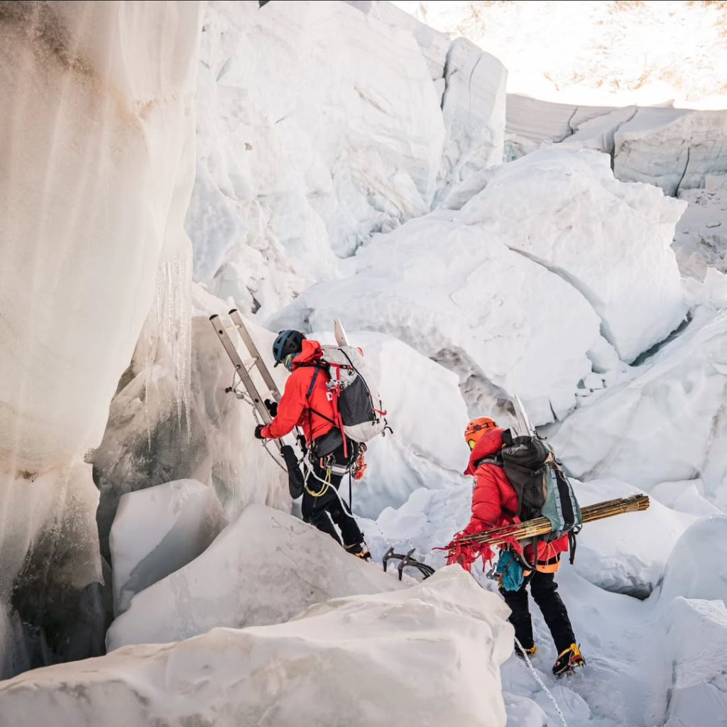 Alpinisti alla ricerca di un passaggio sulla seraccata che Khumbu. Foto Instagram Manish Maharjan