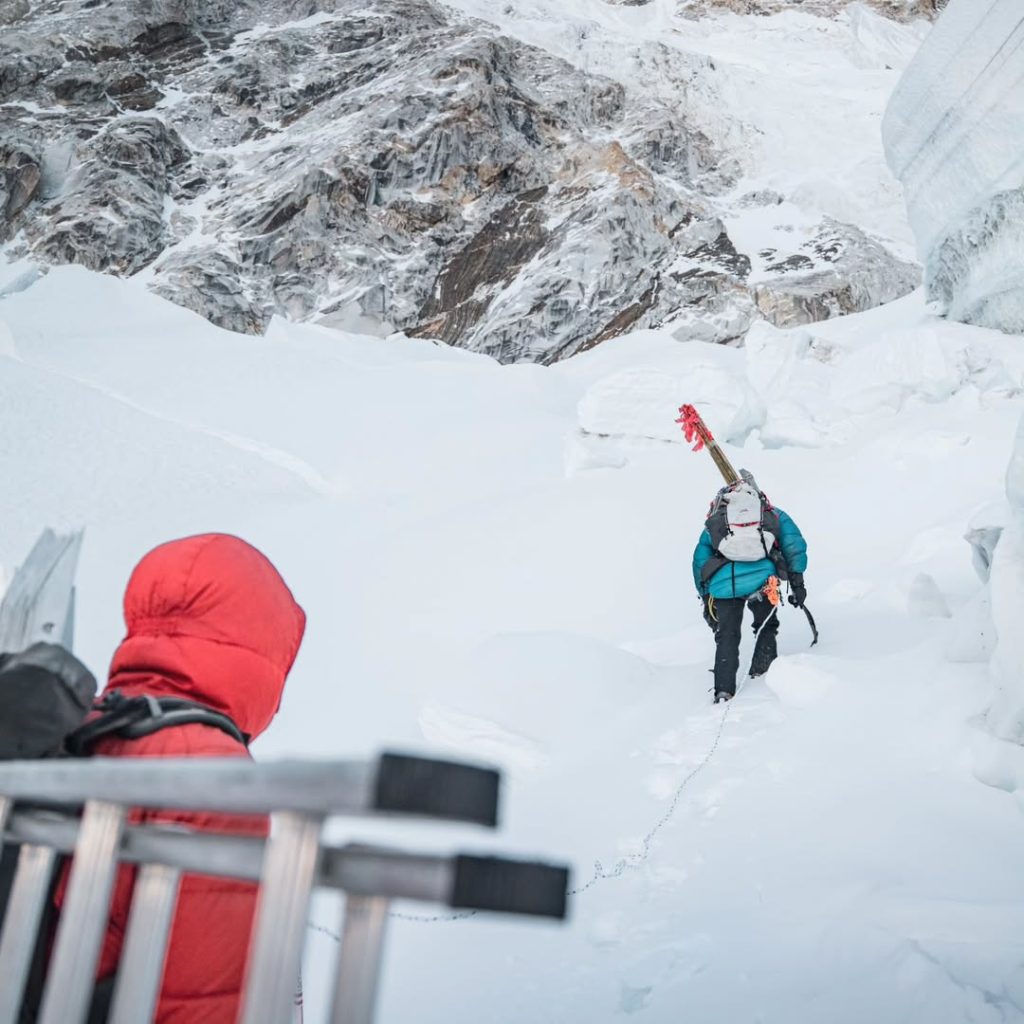 Alpinisti alla ricerca di un passaggio sulla seraccata che Khumbu. Foto Instagram Manish Maharjan