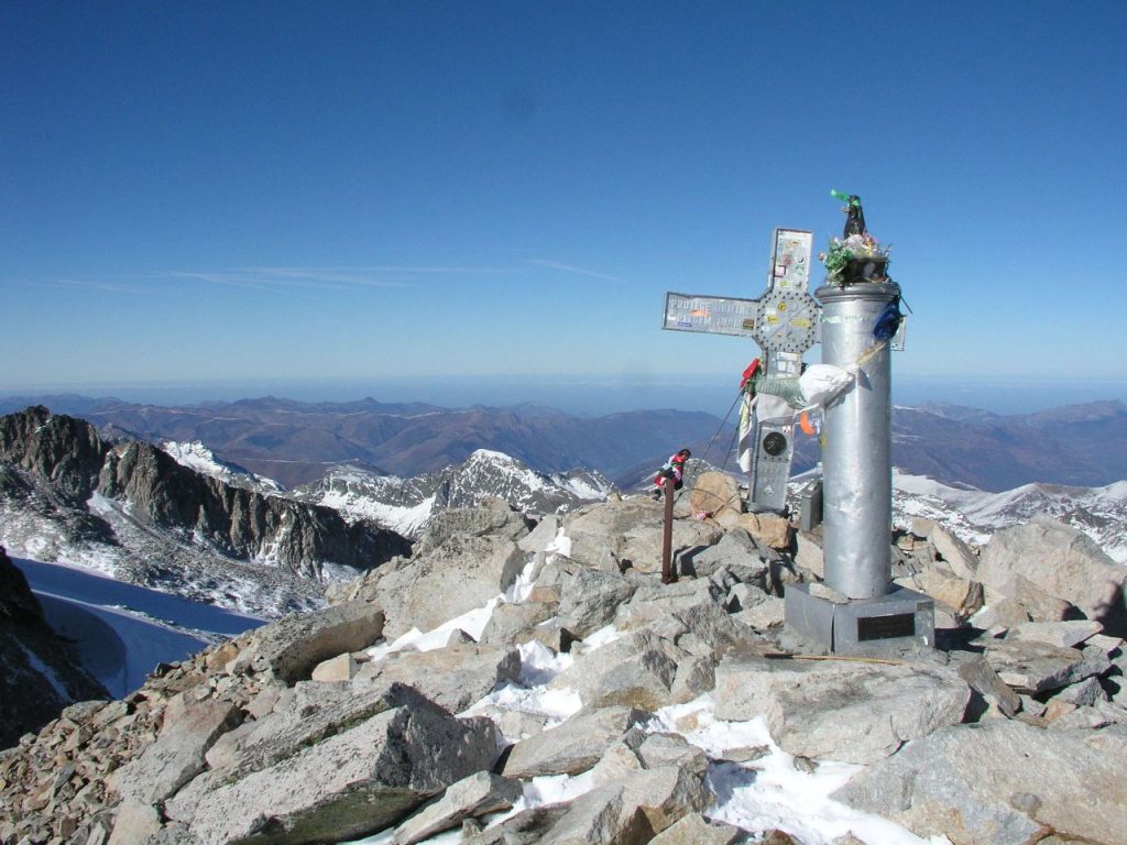 La cima del Pico de Aneto con la sua croca di vetta. Foto Wikimedia Commons