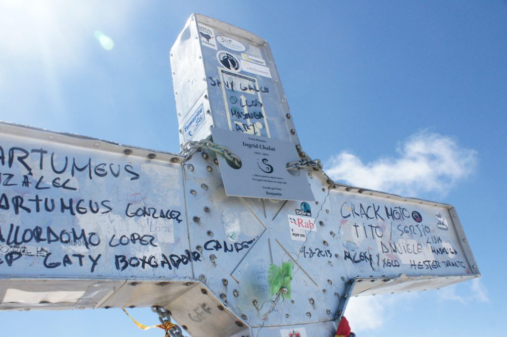 La croce di vetta del Pico de Aneto. Foto Wikimedia Commons