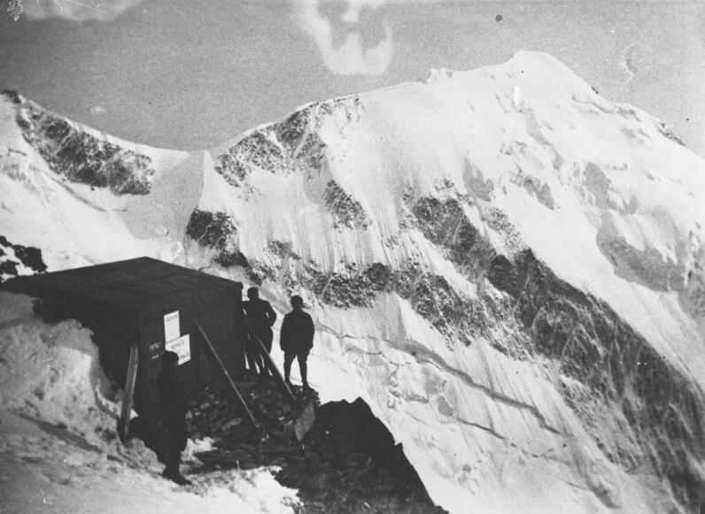 Una storica immagine di una delle prime versione del rifugio del Goûter. Foto Wikimedia Commons