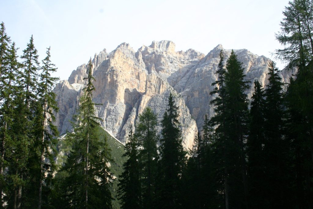 Il gruppo delle Conturines. foto Wikimedia Commons