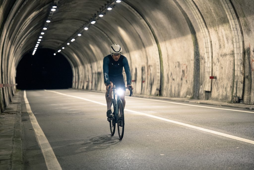 Jocelyn Verdenal nel tratto in bici. Foto humbl cycles/Lukas Dubach