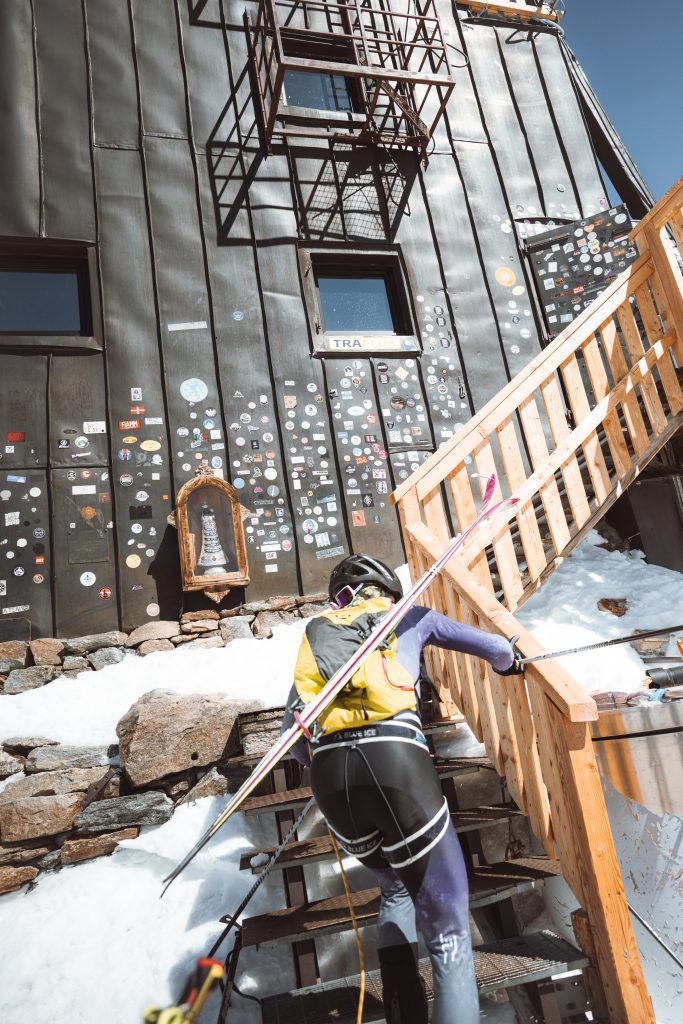 Arrivo alla Capanna Margherita. Foto humbl cycles/Lukas Dubach