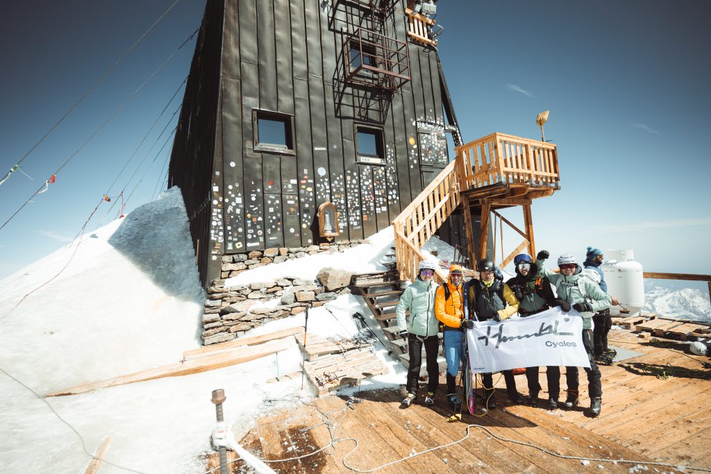 Festeggiamento in Capanna Margherita. Foto humbl cycles/Lukas Dubach