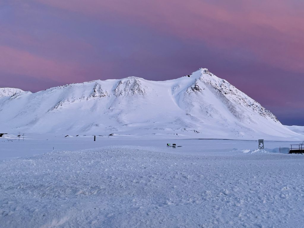 Vista del campo di neve utilizzato per lo studio, presso Ny-Ålesund. Foto Federico Scoto / Cnr-Isp