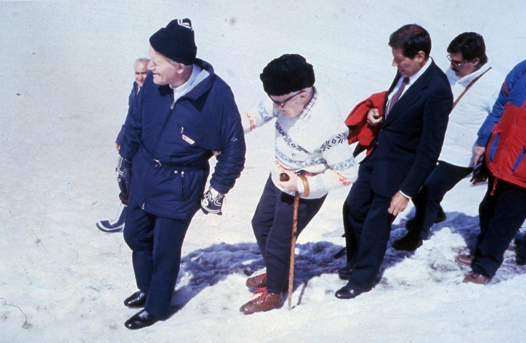 Giovanni Paolo II con Sandro Pertini durante la sua prima visita in Adamello. Foto Wikimedia Commons