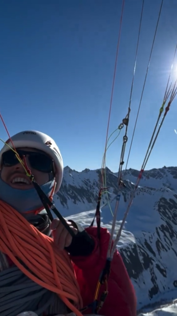 In parapendio, dopo aver raggiunto la vetta